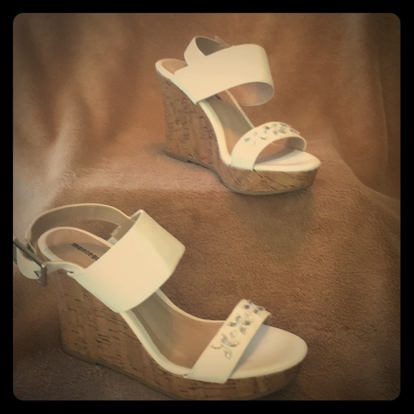 Fun white wedges - Picture 1 of 4
